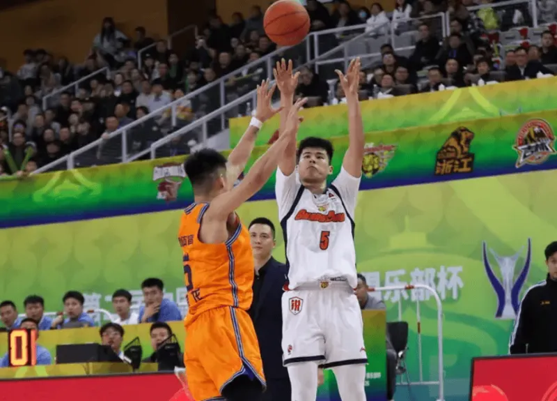 媒体人:上海广东锋线差距过大,广东应抓住窗口期升级阵容