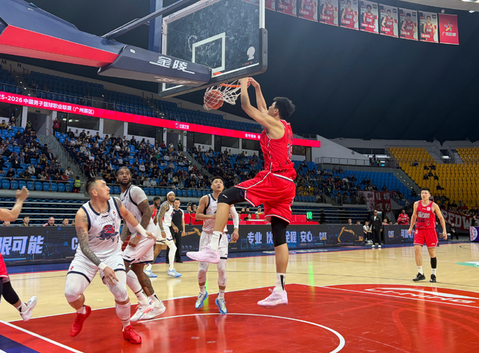 db真人官网-17+10+4帽!徐昕爆了!护框碾压,进攻完美终结,把山东打绝望了|山东队|周琦|比赛|琼斯|蜕变_新浪体育_新浪新闻