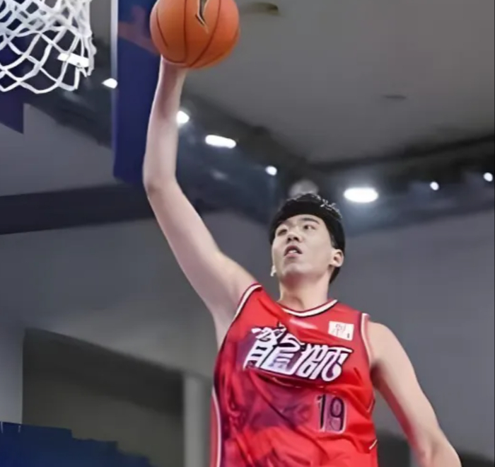 db真人官网-17+10+4帽!徐昕爆了!护框碾压,进攻完美终结,把山东打绝望了|山东队|周琦|比赛|琼斯|蜕变_新浪体育_新浪新闻